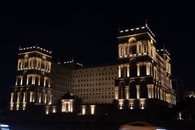 Gece vakti fotoğraf çekimi. Yaşam tarzı ve sokak havası. Bakü, Azerbaycan. 14 Şubat 2026.