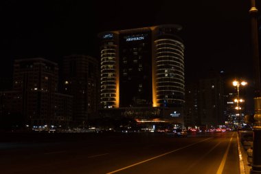 Gece vakti fotoğraf çekimi. Yaşam tarzı ve sokak havası. Bakü, Azerbaycan. 14 Şubat 2026.