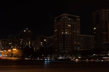 Gece vakti fotoğraf çekimi. Yaşam tarzı ve sokak havası. Bakü, Azerbaycan. 14 Şubat 2026.