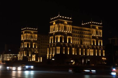 Gece vakti fotoğraf çekimi. Yaşam tarzı ve sokak havası. Bakü, Azerbaycan. 14 Şubat 2026.