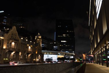 Gece vakti fotoğraf çekimi. Yaşam tarzı ve sokak havası. Bakü, Azerbaycan. 14 Şubat 2026.