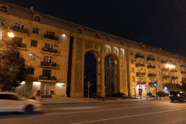 Gece vakti fotoğraf çekimi. Yaşam tarzı ve sokak havası. Bakü, Azerbaycan. 14 Şubat 2026.