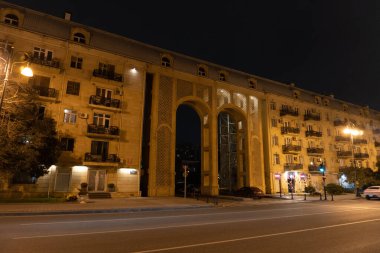 Gece vakti fotoğraf çekimi. Yaşam tarzı ve sokak havası. Bakü, Azerbaycan. 14 Şubat 2026.