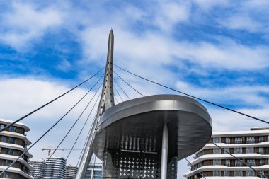 Yaya Köprüsü ve Times Meydanı Kompleksi 2025. Bakü Beyaz Şehir Bölgesi. Şehir binası, inşaat ve şehir planlama konsepti. Bakü, Azerbaycan. 14 Şubat 2026.