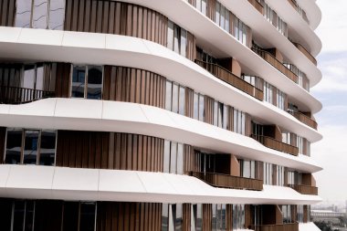 Bakü Beyaz Şehri 'nin modern şehir mimarisi. Şehir binası, inşaat ve şehir planlama konsepti. Bakü, Azerbaycan. 14.02.2026.