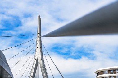 Yaya Köprüsü ve Times Meydanı Kompleksi 2025. Bakü Beyaz Şehir Bölgesi. Şehir binası, inşaat ve şehir planlama konsepti. Bakü, Azerbaycan. 14 Şubat 2026.