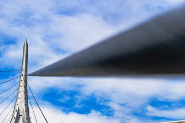 Yaya Köprüsü ve Times Meydanı Kompleksi 2025. Bakü Beyaz Şehir Bölgesi. Şehir binası, inşaat ve şehir planlama konsepti. Bakü, Azerbaycan. 14 Şubat 2026.