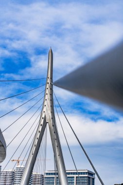 Yaya Köprüsü ve Times Meydanı Kompleksi 2025. Bakü Beyaz Şehir Bölgesi. Şehir binası, inşaat ve şehir planlama konsepti. Bakü, Azerbaycan. 14 Şubat 2026.