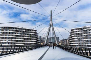 Yaya Köprüsü ve Times Meydanı Kompleksi 2025. Bakü Beyaz Şehir Bölgesi. Şehir binası, inşaat ve şehir planlama konsepti. Bakü, Azerbaycan. 14 Şubat 2026.