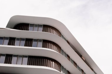 Bakü Beyaz Şehri 'nin modern şehir mimarisi. Şehir binası, inşaat ve şehir planlama konsepti. Bakü, Azerbaycan. 14.02.2026.