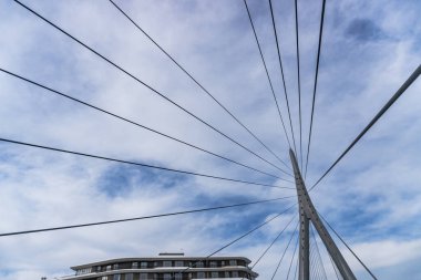 Yaya Köprüsü ve Times Meydanı Kompleksi 2025. Bakü Beyaz Şehir Bölgesi. Şehir binası, inşaat ve şehir planlama konsepti. Bakü, Azerbaycan. 14 Şubat 2026.