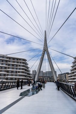 Yaya Köprüsü ve Times Meydanı Kompleksi 2025. Bakü Beyaz Şehir Bölgesi. Şehir binası, inşaat ve şehir planlama konsepti. Bakü, Azerbaycan. 14 Şubat 2026.