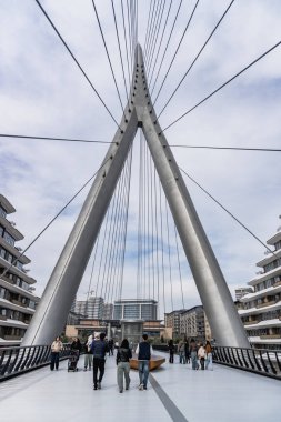 Yaya Köprüsü ve Times Meydanı Kompleksi 2025. Bakü Beyaz Şehir Bölgesi. Şehir binası, inşaat ve şehir planlama konsepti. Bakü, Azerbaycan. 14 Şubat 2026.