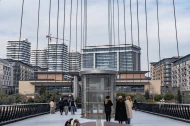 Yaya Köprüsü ve Times Meydanı Kompleksi 2025. Bakü Beyaz Şehir Bölgesi. Şehir binası, inşaat ve şehir planlama konsepti. Bakü, Azerbaycan. 14 Şubat 2026.