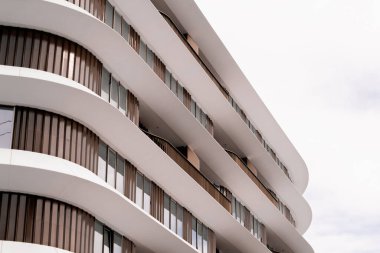 Bakü Beyaz Şehri 'nin modern şehir mimarisi. Şehir binası, inşaat ve şehir planlama konsepti. Bakü, Azerbaycan. 14.02.2026.