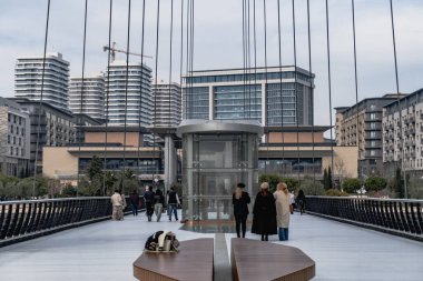 Yaya Köprüsü ve Times Meydanı Kompleksi 2025. Bakü Beyaz Şehir Bölgesi. Şehir binası, inşaat ve şehir planlama konsepti. Bakü, Azerbaycan. 14 Şubat 2026.