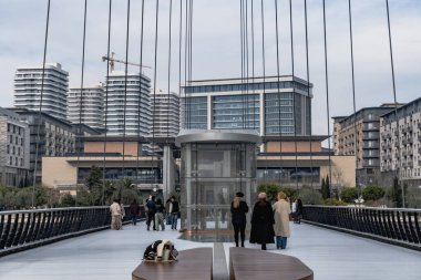 Yaya Köprüsü ve Times Meydanı Kompleksi 2025. Bakü Beyaz Şehir Bölgesi. Şehir binası, inşaat ve şehir planlama konsepti. Bakü, Azerbaycan. 14 Şubat 2026.