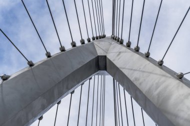 Yaya Köprüsü ve Times Meydanı Kompleksi 2025. Bakü Beyaz Şehir Bölgesi. Şehir binası, inşaat ve şehir planlama konsepti. Bakü, Azerbaycan. 14 Şubat 2026.