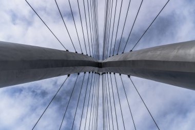 Yaya Köprüsü ve Times Meydanı Kompleksi 2025. Bakü Beyaz Şehir Bölgesi. Şehir binası, inşaat ve şehir planlama konsepti. Bakü, Azerbaycan. 14 Şubat 2026.