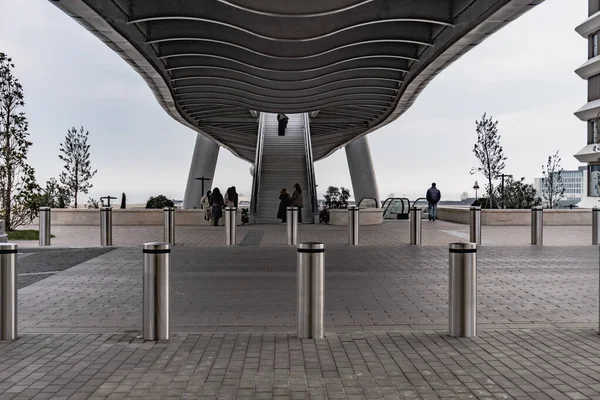 Yaya Köprüsü ve Times Meydanı Kompleksi 2025. Bakü Beyaz Şehir Bölgesi. Şehir binası, inşaat ve şehir planlama konsepti. Bakü, Azerbaycan. 14 Şubat 2026.