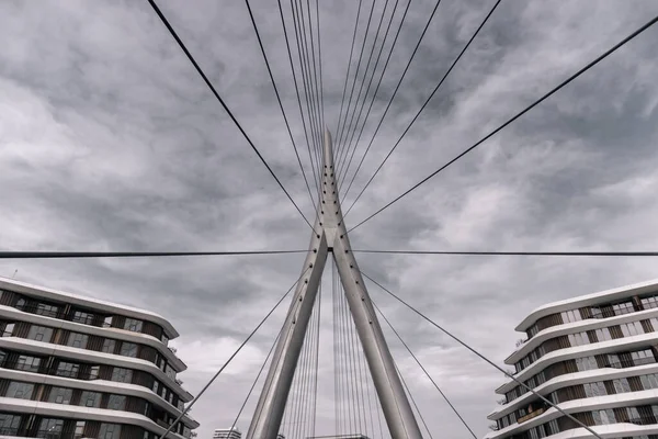 Yaya Köprüsü ve Times Meydanı Kompleksi 2025. Bakü Beyaz Şehir Bölgesi. Şehir binası, inşaat ve şehir planlama konsepti. Bakü, Azerbaycan. 14 Şubat 2026.