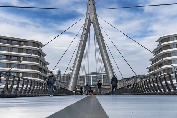 Yaya Köprüsü ve Times Meydanı Kompleksi 2025. Bakü Beyaz Şehir Bölgesi. Şehir binası, inşaat ve şehir planlama konsepti. Bakü, Azerbaycan. 14 Şubat 2026.