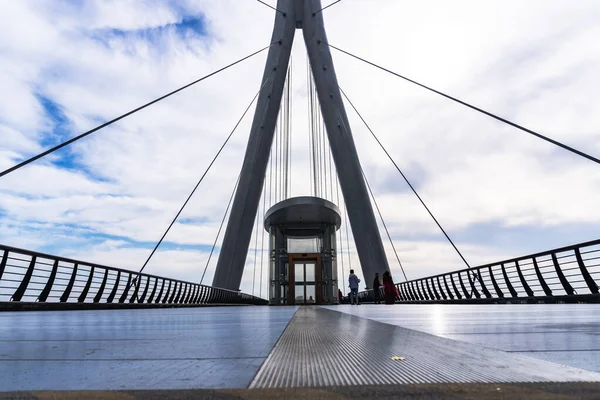 Yaya Köprüsü ve Times Meydanı Kompleksi 2025. Bakü Beyaz Şehir Bölgesi. Şehir binası, inşaat ve şehir planlama konsepti. Bakü, Azerbaycan. 14 Şubat 2026.