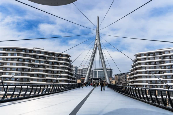 Yaya Köprüsü ve Times Meydanı Kompleksi 2025. Bakü Beyaz Şehir Bölgesi. Şehir binası, inşaat ve şehir planlama konsepti. Bakü, Azerbaycan. 14 Şubat 2026.