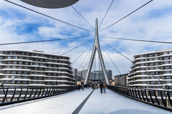 Yaya Köprüsü ve Times Meydanı Kompleksi 2025. Bakü Beyaz Şehir Bölgesi. Şehir binası, inşaat ve şehir planlama konsepti. Bakü, Azerbaycan. 14 Şubat 2026.