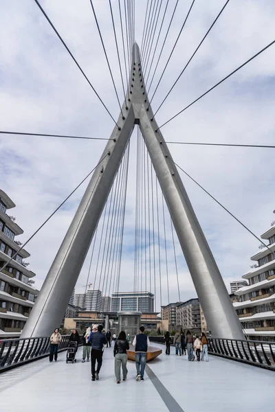 Yaya Köprüsü ve Times Meydanı Kompleksi 2025. Bakü Beyaz Şehir Bölgesi. Şehir binası, inşaat ve şehir planlama konsepti. Bakü, Azerbaycan. 14 Şubat 2026.