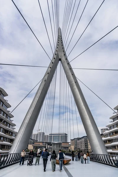 Yaya Köprüsü ve Times Meydanı Kompleksi 2025. Bakü Beyaz Şehir Bölgesi. Şehir binası, inşaat ve şehir planlama konsepti. Bakü, Azerbaycan. 14 Şubat 2026.