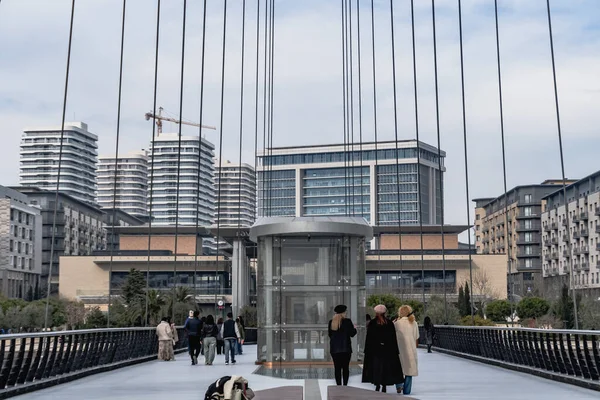 Yaya Köprüsü ve Times Meydanı Kompleksi 2025. Bakü Beyaz Şehir Bölgesi. Şehir binası, inşaat ve şehir planlama konsepti. Bakü, Azerbaycan. 14 Şubat 2026.