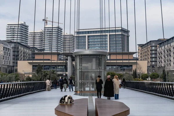Yaya Köprüsü ve Times Meydanı Kompleksi 2025. Bakü Beyaz Şehir Bölgesi. Şehir binası, inşaat ve şehir planlama konsepti. Bakü, Azerbaycan. 14 Şubat 2026.