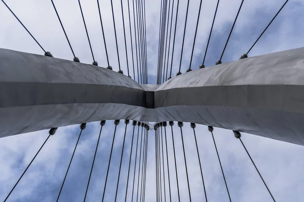 Yaya Köprüsü ve Times Meydanı Kompleksi 2025. Bakü Beyaz Şehir Bölgesi. Şehir binası, inşaat ve şehir planlama konsepti. Bakü, Azerbaycan. 14 Şubat 2026.