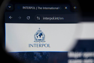 Uluslararası Suç Polis Örgütü (INTERPOL) sitesinin bir web sayfasında suçların türleri, davayla ilgili bilgiler, operasyonel faaliyetler ve mağdur olmamak için insanlara tavsiyeler yer alıyor. Bakü, Azerbaycan. 20 Şubat 2026.