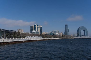 Bakü Bulvarı 'ndaki martıların inanılmaz manzarası. Bakü, Azerbaycan