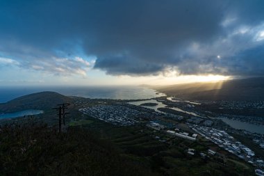 Güneş Honolulu 'nun üzerinde kara bulutlarla batıyor..
