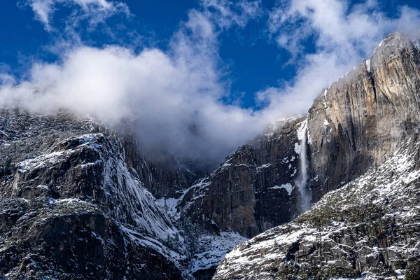 Yoğun bulutlu Yosemite Kış Zamanı.