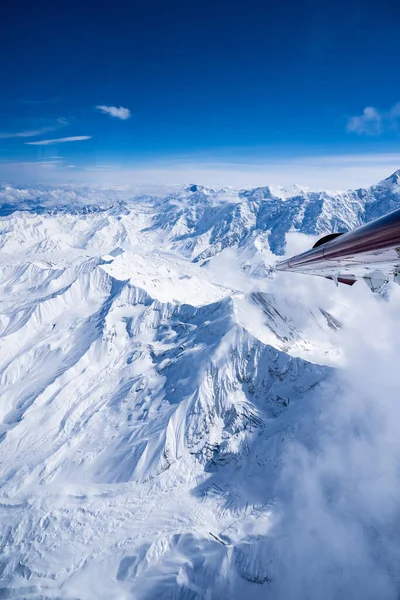Alaska 'da kışın uçak yolculuğu.