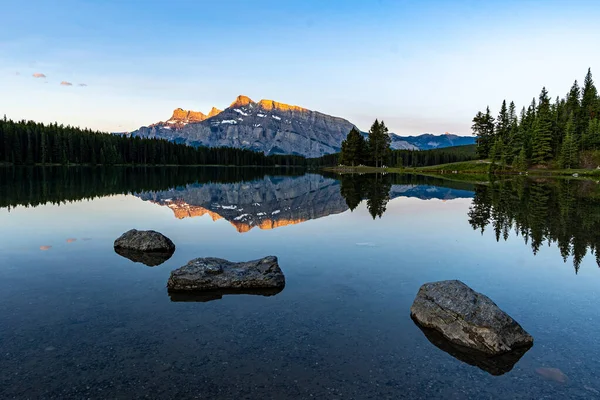 Gündoğumu gölü Banff 'ta yansıyor.