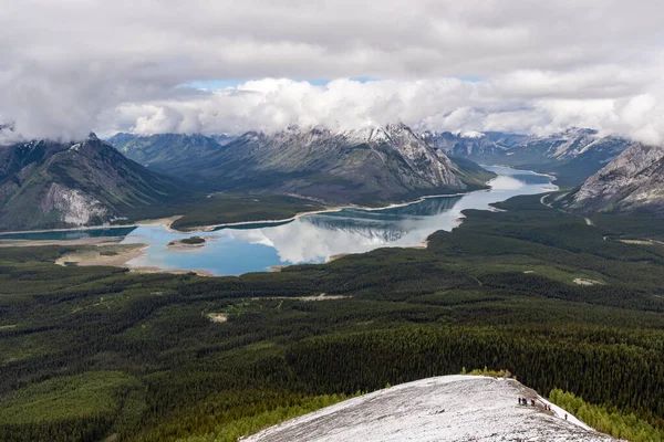 Banff 'ta kar tepeli dağlar.