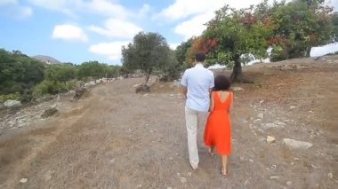 bir alanda yürüyüş severler