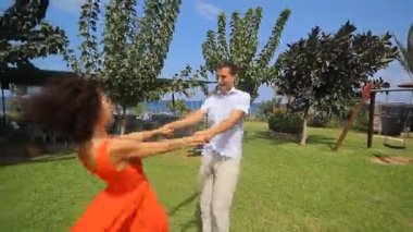 mutlu kucaklayan Çift