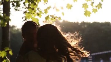 Gün batımında kucaklayan genç Çift