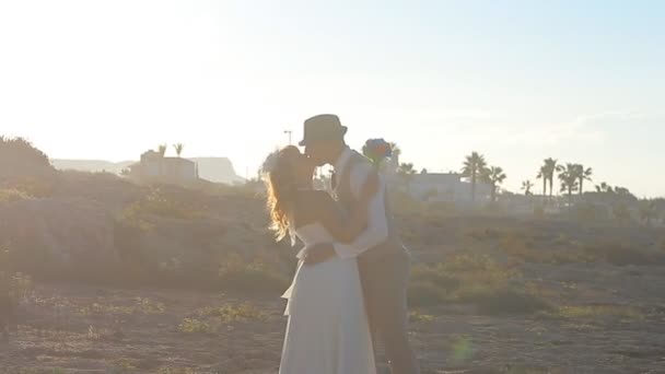 Novia y novio besándose al atardecer — Vídeo de stock