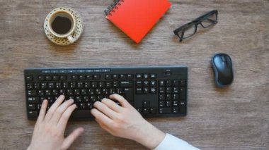 Yukarıdan görünümünü yazarak eller mans.