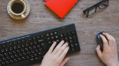 Yukarıdan görünümünü yazarak eller mans.