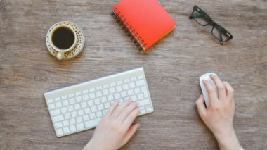 Ofisteki bilgisayarda çalışan işadamlarının genel görünümü