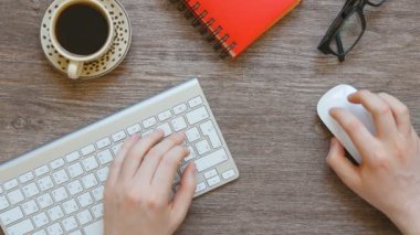 Ofisteki bilgisayarda çalışan işadamlarının genel görünümü