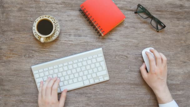 Vista aérea del hombre de negocios trabajando en la computadora en la oficina — Vídeos de Stock